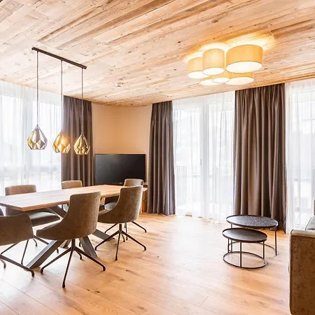 Aparthotel Zillertal Suites By Alps Resorts Fuegen